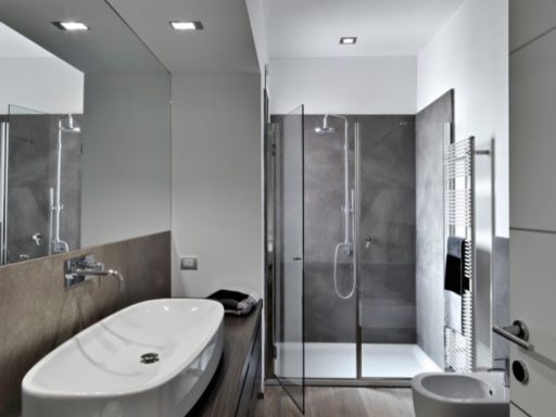 Akryl czy konglomerat - wybieramy odpowiedni brodzik