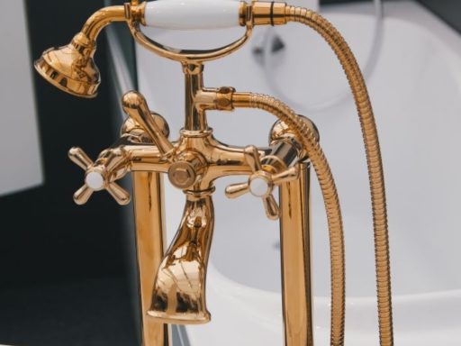 Złote dodatki i akcesoria w łazience