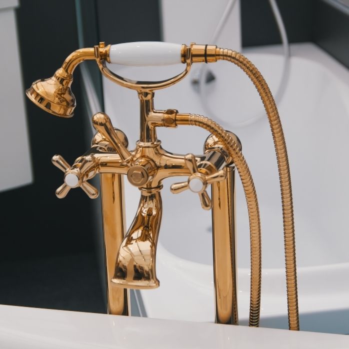 Złote dodatki i akcesoria w łazience